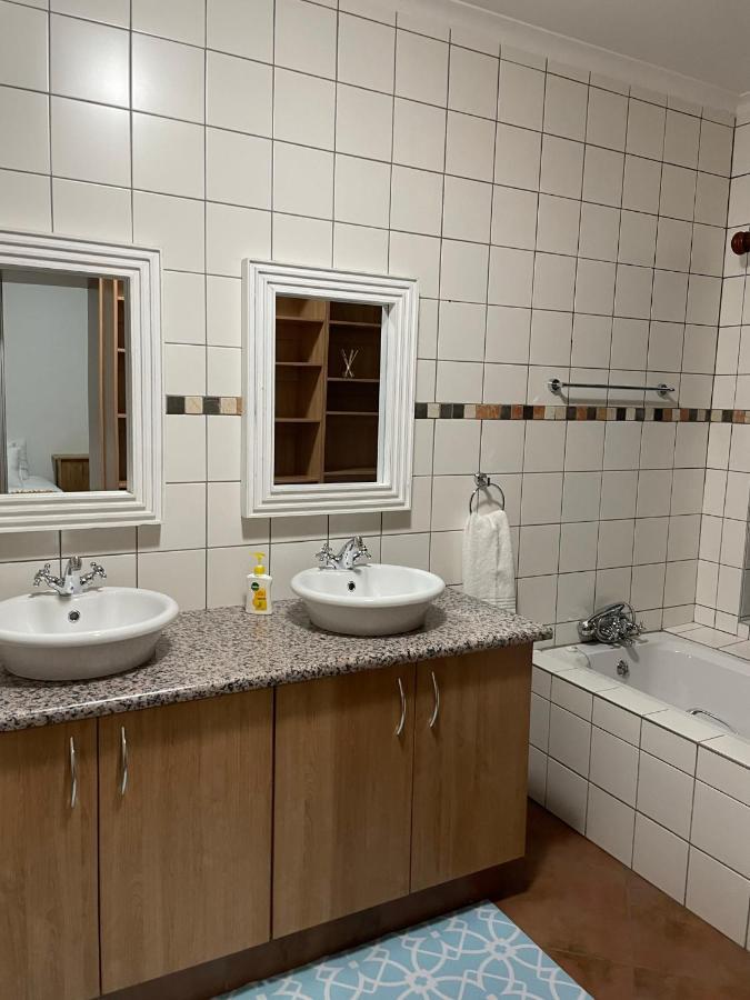City Comfort Self Catering Windhoek Esterno foto